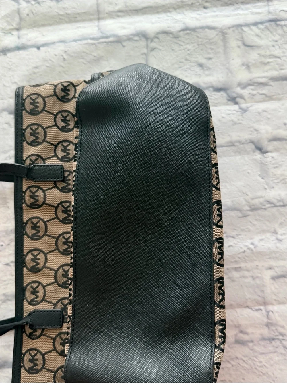 Michael Kors Kempton Pocket Tote | Monogram Tan Black Gold